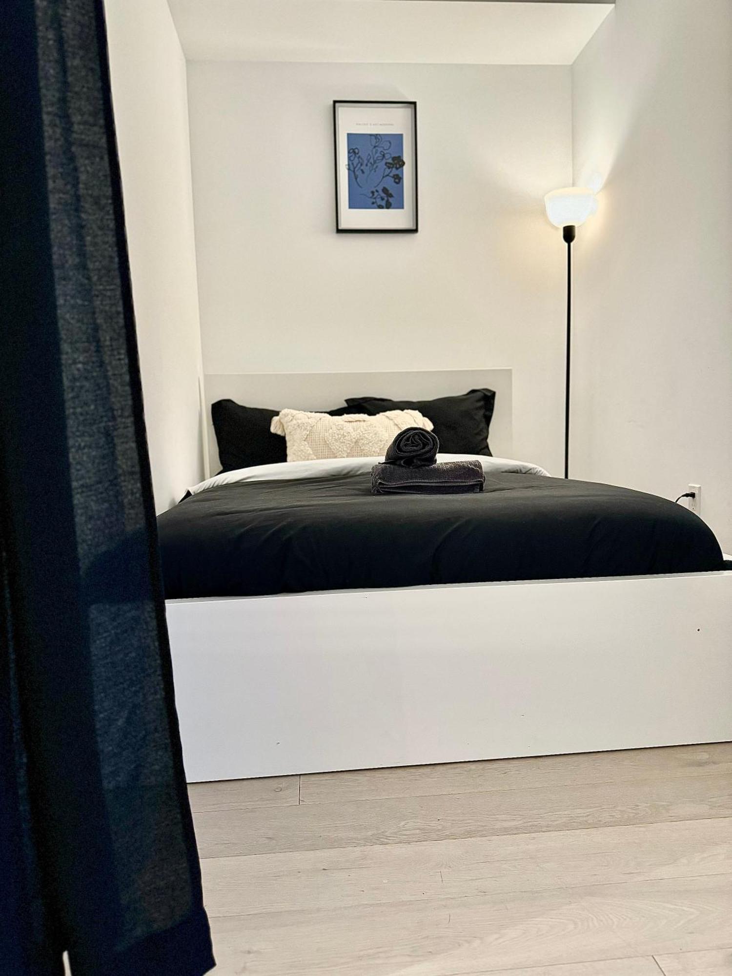Elegant Condo Near Eaton Centre Mall Торонто Екстер'єр фото
