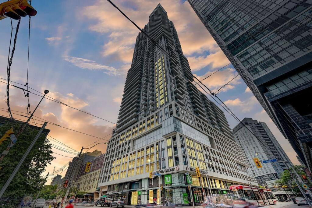 Elegant Condo Near Eaton Centre Mall Торонто Екстер'єр фото