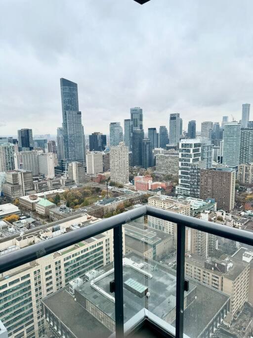 Elegant Condo Near Eaton Centre Mall Торонто Екстер'єр фото